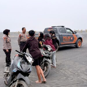 *Polres Probolinggo Imbau Wisatawan Patuhi Penutupan Kawasan TNBTS Akibat Karhutla di Bromo*