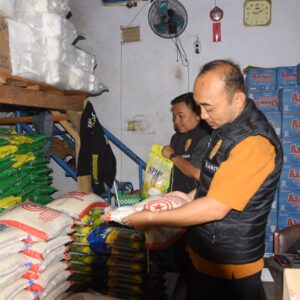 *Satgas Pangan Polres Bondowoso Pastikan Harga Beras di Pasar Induk Sesuai HET*