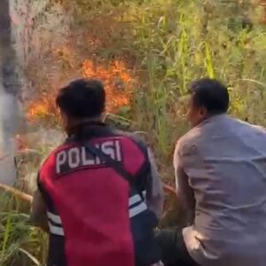*Polres Magetan Bersama Tim Gabungan Tangani Karhutla di Panekan Lereng Gunung Lawu*