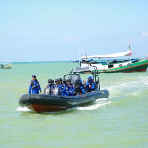*Ditpolairud Polda Jatim Kerahkan 4 Kapal Sisir Perairan Sumenep dan Masalembu Cari Korban KM Virgo