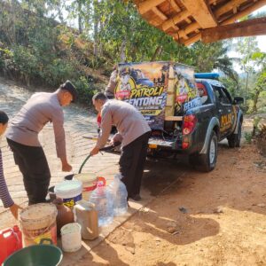 *Polres Trenggalek Pasok Ribuan Liter Air Bersih Pakai Mobil Patroli Modifikasi*