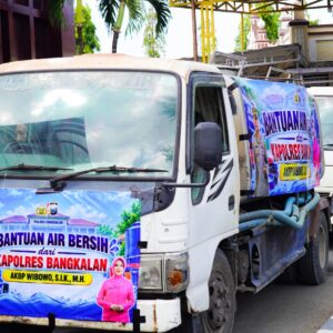 *Atasi Krisis Air, Polres Bangkalan Distribusikan 48.000 Liter Air Bersih di Dua Kecamatan*