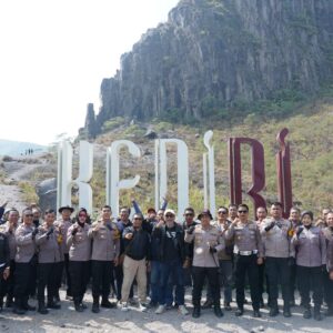 *Riding ke Gunung Kelud, Polres Kediri dan Awak Media Suarakan Kesiapsiagaan Bencana*