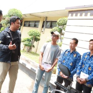 *Polres Lamongan Beri Penghargaan Empat Warga yang Gagalkan Curanmor di Puskesmas Deket*