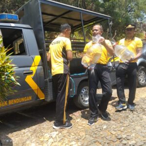 *Polres Trenggalek Distribusikan Air Bersih ke Pelosok Desa Melalui Patroli Gentong dan Kendil*