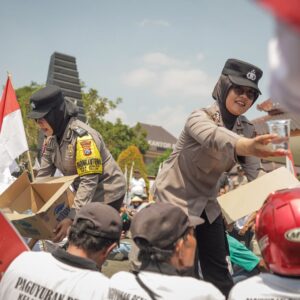 *Polwan Polres Blitar Berikan Pelayanan Humanis, Berbagi Air hingga Bersihkan Sampah Bersama Massa Aksi*