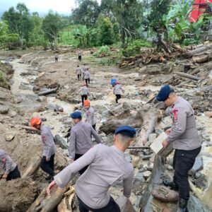 Saat Galodo Menerjang Solok, Polri Hadir Melayani: SAR Dikerahkan, Mapolres Jadi Tempat Pengungsian