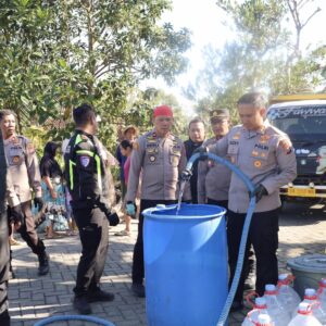 *Terapkan Ecology Policing, Patroli Gentong Polres Trenggalek Kembali Salurkan Bantuan Air Bersih*