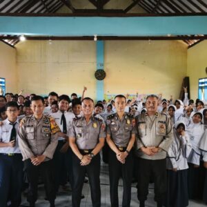 *Polresta Sidoarjo Masuk Sekolah,Tanamkan Sadar Hukum pada Pelajar dan Cegah Radikalisme*