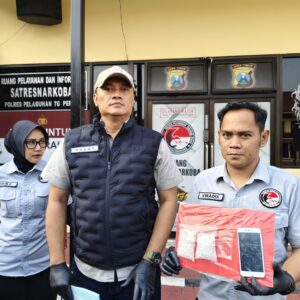 *Polres Pelabuhan Tanjung Perak Amankan Tersangka Kurir bawa 100,72 gram Sabu*