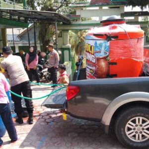 *Patroli Gentong Polres Trenggalek Salurkan Air Bersih untuk Sekolah dan Tempat Ibadah*