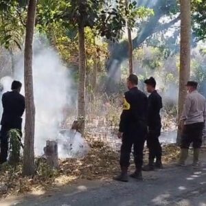 *Sinergi Polres Bondowoso dan Tim Gabungan Padamkan Karhutla di Kawasan Wisata Black Lava Ijen*