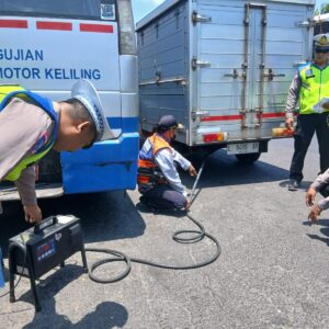 *Polres Pelabuhan Tanjung Perak Tingkatkan Kepatuhan dan Tekan Polusi melalui Operasi Gabungan*