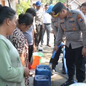 *Polres Bondowoso Distribusikan Air Bersih Bantu Warga Taman Krocok Hadapi Kemarau Panjang*
