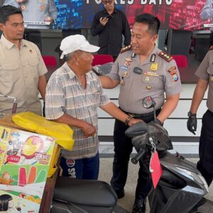 *Kapolres Batu Kembalikan Motor Korban Kasus Ganjal Es Krim Fiktif*