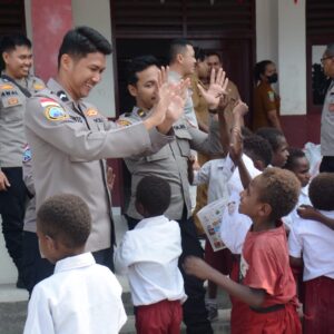 *Satgas Damai Cartenz Bagikan Tas dan Alat Tulis untuk Masa Depan Papua*