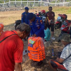 *Keselamatan Nelayan Jadi Prioritas, Satpolairud Polresta Banyuwangi Bagikan Life Jacket*