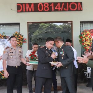 *Moment HUT TNI ke-81, Kapolres Jombang Beri Kejutan kepada Kodim 0814, Sat Radar 405 Ploso dan Subdenpom Jombang*
