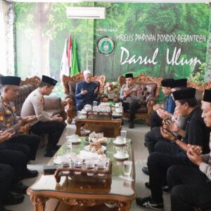 Awali Tugas, Kapolres Jombang Sowan Kiai Ponpes Darul Ulum Rejoso Peterongan