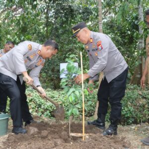 *Aksi Ecology Policing Polres Trenggalek Selamatkan Sumber Mata Air Atasi Kekeringan*