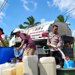 *Tanggap Darurat Kekeringan, Polres Malang Pasok 35 Ribu Liter Air Bersih ke Dua Kecamatan*