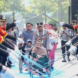 *Disambut Pedang Pora dan Atraksi Budaya, Irjen Pol Dekananto Eko Purwono Resmi Pimpin Polda Jatim*
