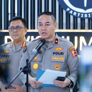 *Polri Berhasil Evakuasi Ratusan Warga Terdampak Banjir di Padang, Ratusan Personel Brimob Dikerahkan*