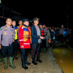 *Respons Cepat Tangani Banjir Padang, Polri Kerahkan Personel dan Dirikan Posko Kesehatan*
