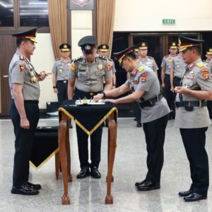 *Kapolri Pimpin Sertijab Kakorlantas dan Tiga Kapolda di Mabes Polri*