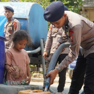 *Brimob Polda Jatim Salurkan 40 Ribu Liter Air Bersih untuk Warga Gresik dan Sidoarjo*