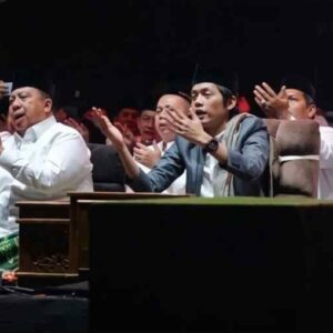 Alun-alun Jombang Dipadati Ribuan Warga Bersholawat Bersama Gus Iqdam Dengan Harapan Doanya Berkah