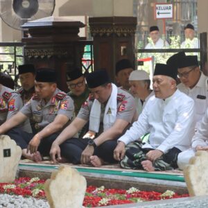 *Perkuat Sinergi Ulama dan Umara, Kapolri Silaturahmi ke Ponpes Tebuireng dan Ziarah Makam Gus Dur*