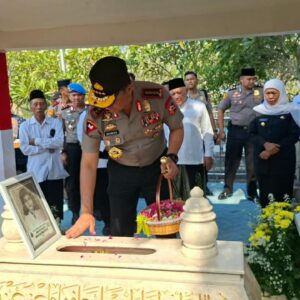 *Kapolri Ziarah ke Makam Marsinah dan Kunjungi Museum di Nganjuk*