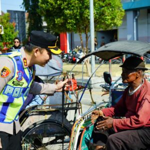 *Rangkul Abang Becak, Polres Ponorogo Wujudkan Semangat ‘Polisi Bersama Masyarakat’ Tanpa Sekat*