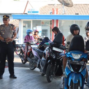 *Polisi Bersama Masyarakat, Kapolres Jombang Pantau Ketersediaan BBM di SPBU Mojosongo*