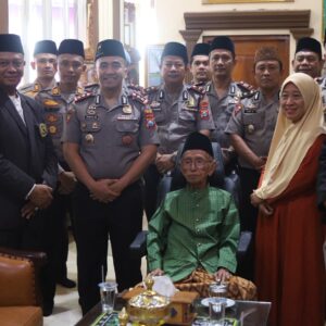 *Kapolres Jombang Silaturahmi ke Pengasuh Ponpes Shiddiqiyyah, Perkuat Sinergi Polri dan Ulama*