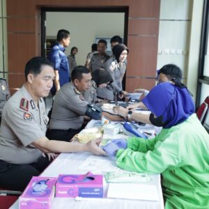 *Polda Jatim dan Insan Pers Gelar Donor Darah, Wujud Sinergi Kemanusiaan di Hari Jadi ke-75 Humas Polri*