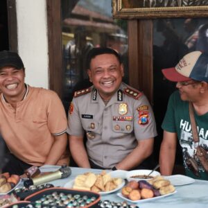 *Kapolres Jember Serap Aspirasi Pedagang, Gelar Cangkrukan di Pasar Johar*