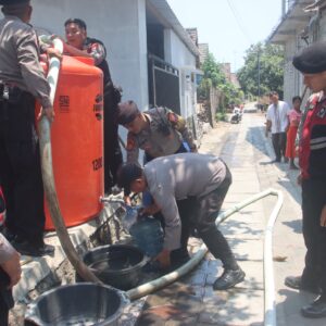 *Atasi Kekeringan, Polres Blitar Kota Salurkan 3.000 Liter Air Bersih ke Kelurahan Sentul*